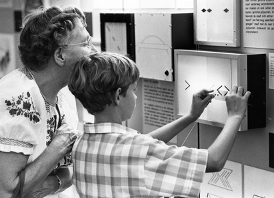 406469 Afbeelding van enkele bezoekers van de tentoonstelling “Ogen Bedrogen” in het Universiteitsmuseum (Biltstraat ...